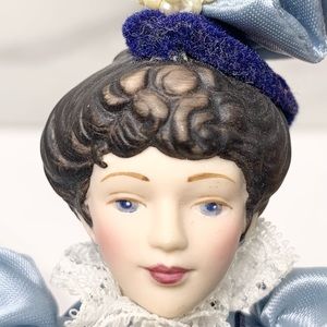 Avon - Porcelain Doll Victorian (1987).